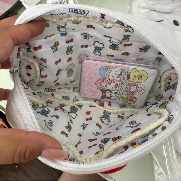 Hello Kitty Makeup Bag - Picture 3 of 3